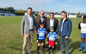 Remise des mailots de l'école de rugby par nos partenaires Monceau Assurances et Jussieu Secours