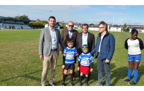 Remise des mailots de l'école de rugby par nos partenaires Monceau Assurances et Jussieu Secours